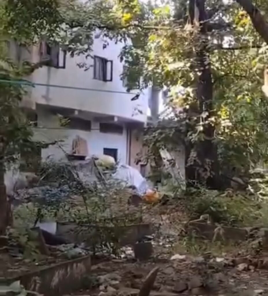 भोपाल टॉकीज के पीछे कब्रिस्तान में अवैध पार्किंग एवं अतिक्रमण का ज़िम्मेदार कौन, क़ब्रस्तानों की सुरक्षा समिति, वक़्फ़ बोर्ड या फिर मुस्लिम समाज??? 3 भोपाल टॉकीज के पीछे कब्रिस्तान में अवैध पार्किंग एवं अतिक्रमण का ज़िम्मेदार कौन, क़ब्रस्तानों की सुरक्षा समिति, वक़्फ़ बोर्ड या फिर मुस्लिम समाज??? | New India Times