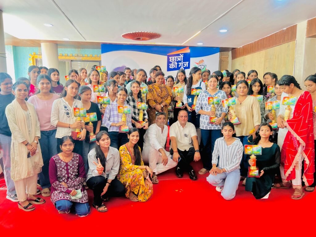 मेधावी विद्यार्थियों का सम्मान और शिक्षा व्यवस्था पर परिचर्चा, अरुण यादव ने सरकार पर साधा निशाना 2 मेधावी विद्यार्थियों का सम्मान और शिक्षा व्यवस्था पर परिचर्चा, अरुण यादव ने सरकार पर साधा निशाना | New India Times