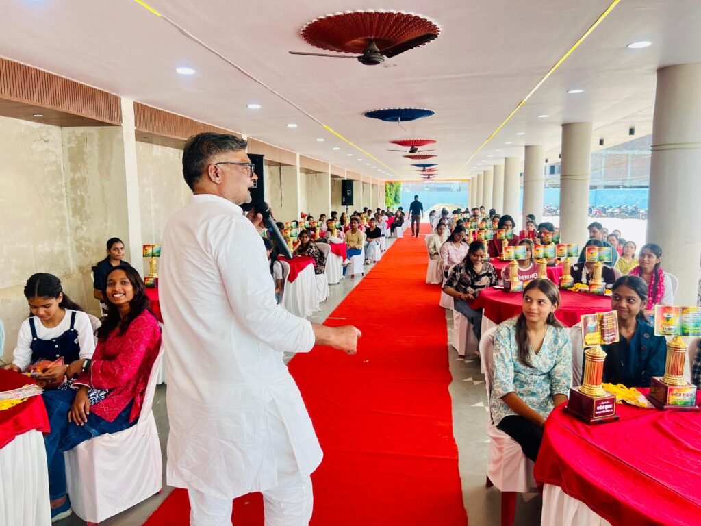 मेधावी विद्यार्थियों का सम्मान और शिक्षा व्यवस्था पर परिचर्चा, अरुण यादव ने सरकार पर साधा निशाना 3 मेधावी विद्यार्थियों का सम्मान और शिक्षा व्यवस्था पर परिचर्चा, अरुण यादव ने सरकार पर साधा निशाना | New India Times