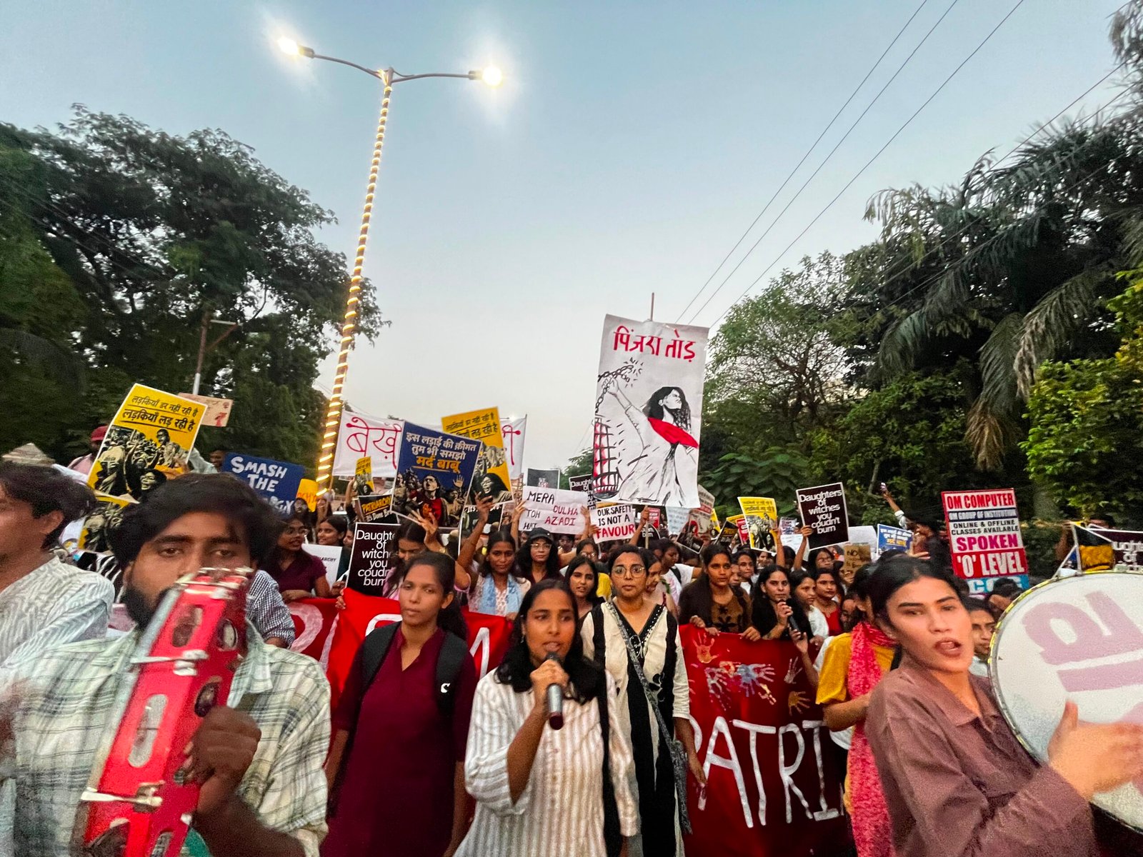 यौन शोषण के ख़िलाफ़ इलाहाबाद की सड़कों पर गूंजा महिलाओं की आजादी का संदेश | New India Times