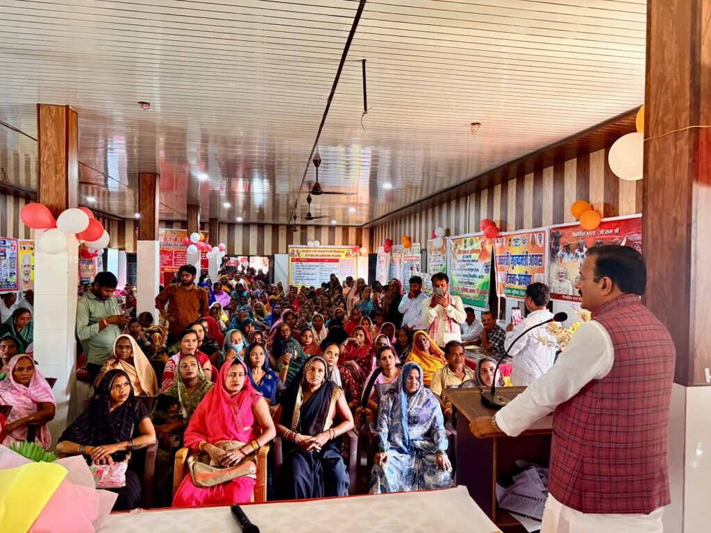 खुनियांव में ‘मेरे सपनों का भारत–सेवा सेतु अभियान’ का आयोजन, पूर्व मंत्री डॉ. सतीश द्विवेदी ने योजनाओं की दी जानकारी | New India Times