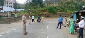 बिना हेलमेट और दस्तावेजों के वाहन चलाने वालों पर पुलिस की कार्रवाई, 12 चालकों के चालान काटे