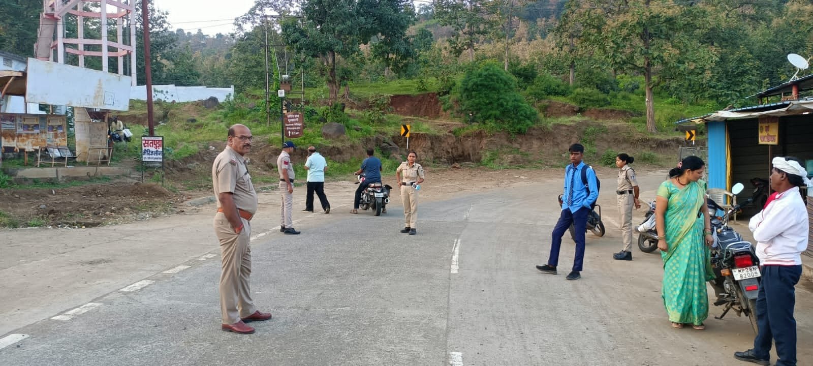 बिना हेलमेट और दस्तावेजों के वाहन चलाने वालों पर पुलिस की कार्रवाई, 12 चालकों के चालान काटे | New India Times