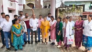एनएचएम संविदा कर्मियों ने प्रदर्शन कर सौंपा ज्ञापन, एड्स नियंत्रण कर्मचारियों ने काली पट्टी बांध जताया विरोध