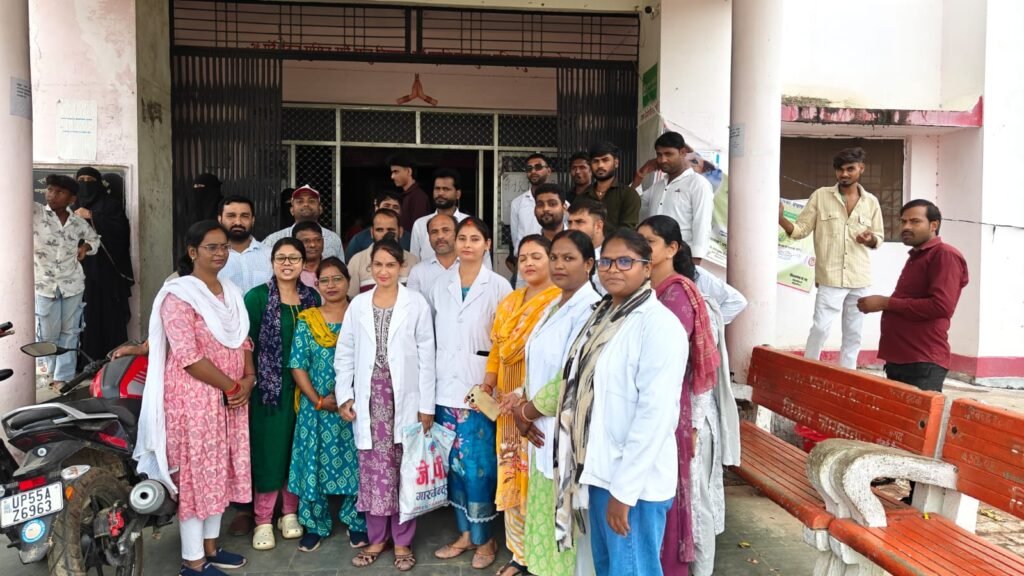एनएचएम संविदा कर्मियों ने प्रदर्शन कर सौंपा ज्ञापन, एड्स नियंत्रण कर्मचारियों ने काली पट्टी बांध जताया विरोध 2 एनएचएम संविदा कर्मियों ने प्रदर्शन कर सौंपा ज्ञापन, एड्स नियंत्रण कर्मचारियों ने काली पट्टी बांध जताया विरोध | New India Times