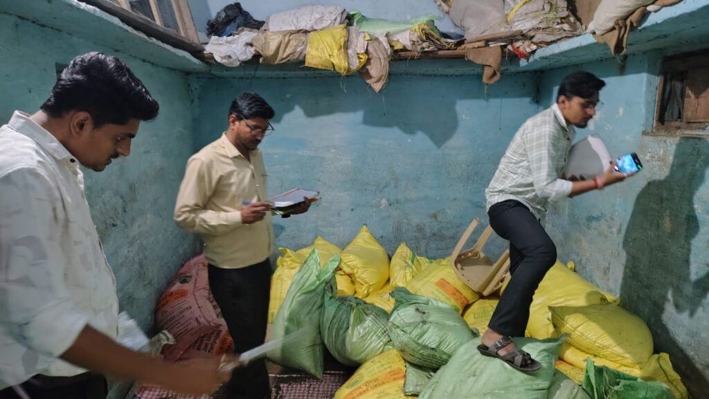 देवरी में खाद के अवैध भंडारण पर कार्रवाई, किराए का मकान सील; 680 बोरी खाद बरामद | New India Times
