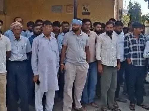 आपसी रंजिश में सीकर में फावड़े से हमला कर युवक की हत्या, दूसरा गंभीर घायल; तीन गाड़ियों में सवार होकर आए थे हिस्ट्रीशीटर समेत कई लोग, गिरफ़्तारी की मांग को धरना 1 आपसी रंजिश में सीकर में फावड़े से हमला कर युवक की हत्या, दूसरा गंभीर घायल; तीन गाड़ियों में सवार होकर आए थे हिस्ट्रीशीटर समेत कई लोग, गिरफ़्तारी की मांग को धरना | New India Times