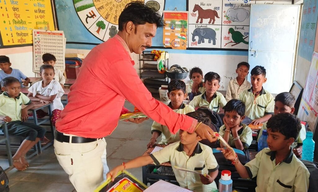 जनसेवा से खिले नौनिहालों के चेहरे, बच्चों को शिक्षण सामग्री और फल वितरित 3 जनसेवा से खिले नौनिहालों के चेहरे, बच्चों को शिक्षण सामग्री और फल वितरित | New India Times