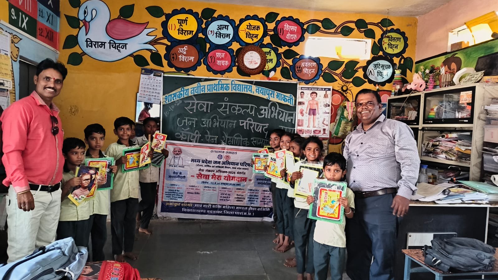 जनसेवा से खिले नौनिहालों के चेहरे, बच्चों को शिक्षण सामग्री और फल वितरित 1 जनसेवा से खिले नौनिहालों के चेहरे, बच्चों को शिक्षण सामग्री और फल वितरित | New India Times