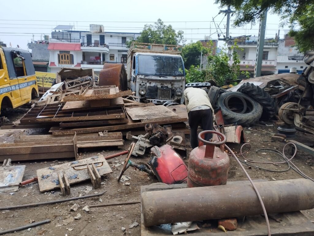 गोला में पुरानी गाड़ियों की कटान पर उठे सवाल, एआरटीओ ने जांच के बाद कार्रवाई का दिया आश्वासन 2 गोला में पुरानी गाड़ियों की कटान पर उठे सवाल, एआरटीओ ने जांच के बाद कार्रवाई का दिया आश्वासन | New India Times