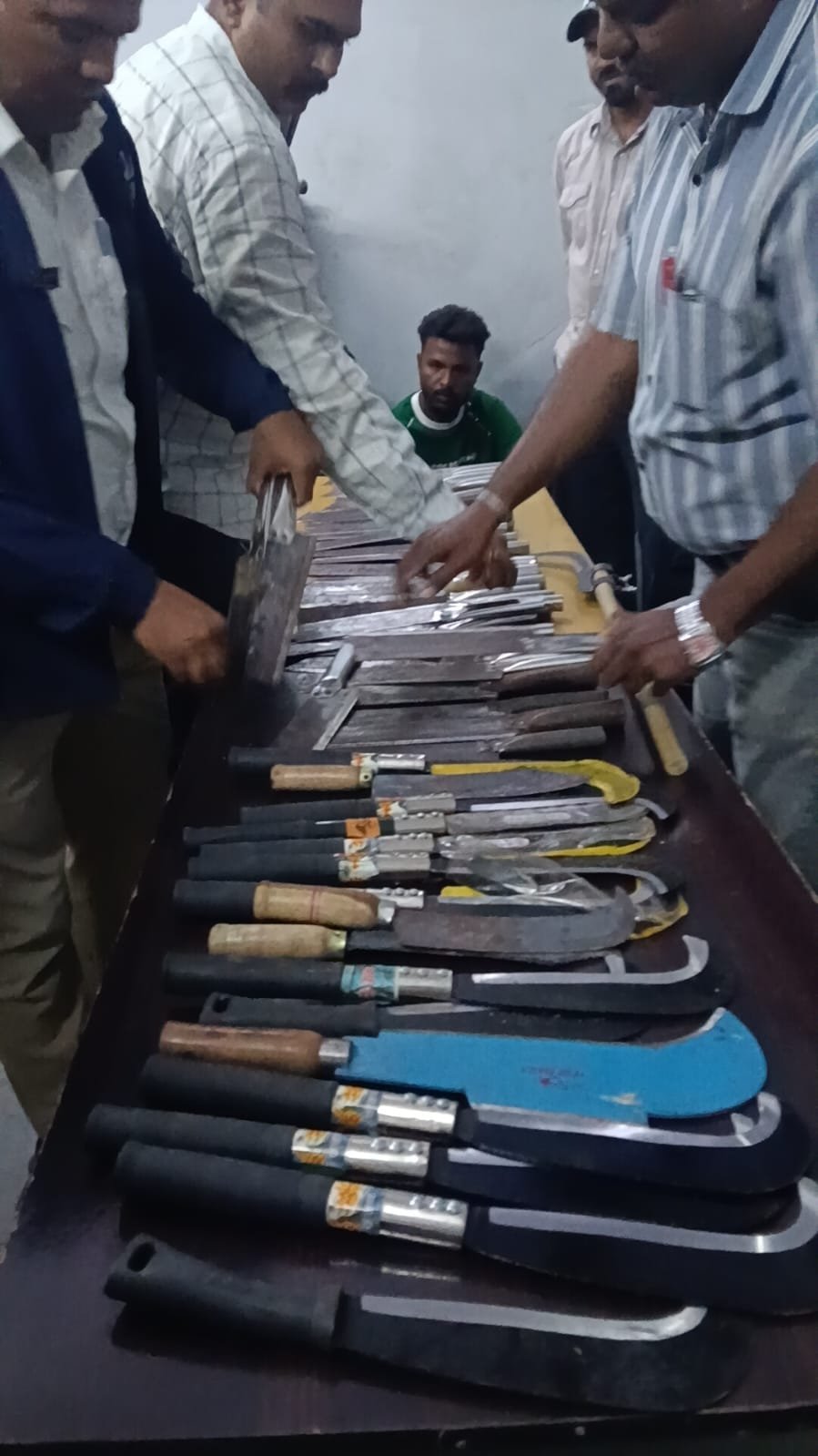 अकोला में नाकाबंदी के दौरान बड़ी कार्रवाई, 63 कोयते जब्त; दुकान मालिक समेत तीन गिरफ्तार | New India Times