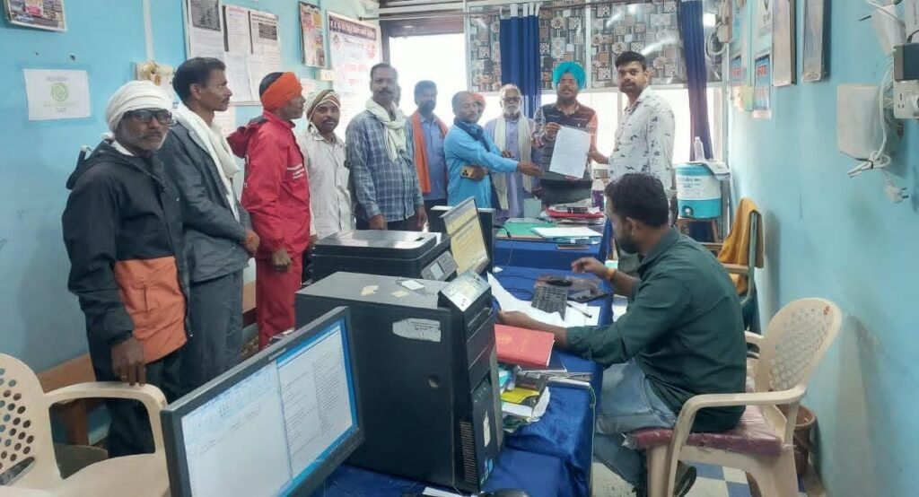 22 दिनों से जला पड़ा ट्रांसफॉर्मर, सूख रही किसानों की फसलें; बिजली विभाग की लापरवाही से ग्रामीण परेशान | New India Times