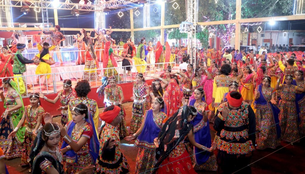 प्रसिद्ध धार्मिक नगरी फुटतालाब में 300 ग्रामीण बेटियों ने एक साथ किया गरबा, भक्तिमय हुआ माहौल | New India Times