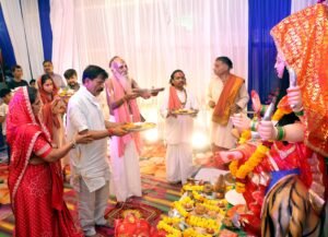 प्रसिद्ध धार्मिक नगरी फुटतालाब में 300 ग्रामीण बेटियों ने एक साथ किया गरबा, भक्तिमय हुआ माहौल