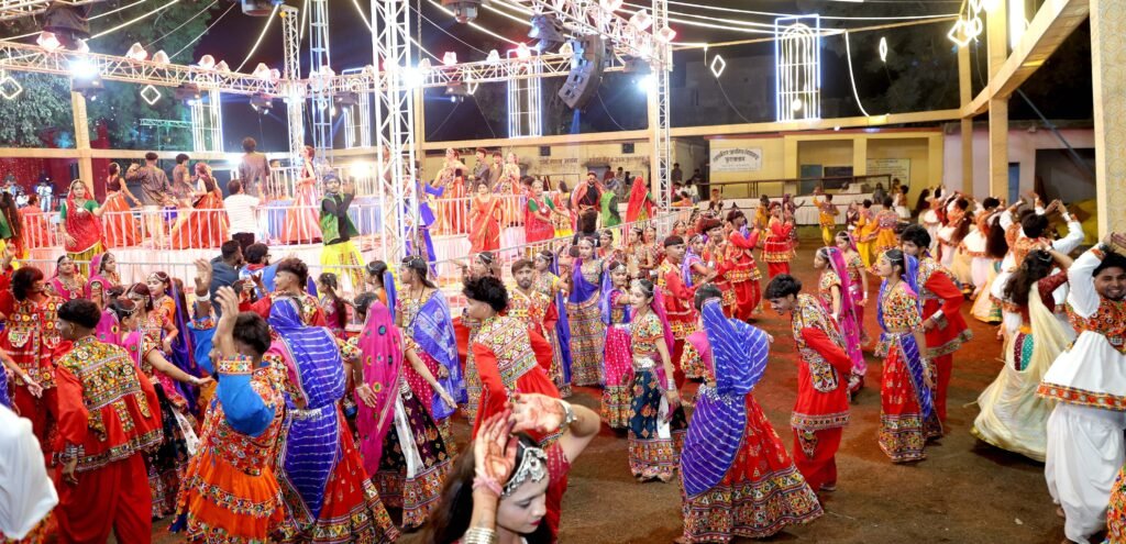प्रसिद्ध धार्मिक नगरी फुटतालाब में 300 ग्रामीण बेटियों ने एक साथ किया गरबा, भक्तिमय हुआ माहौल | New India Times