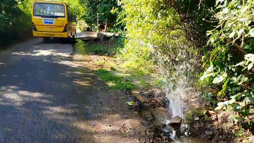 डुंगरिया में WCL की पाइपलाइन में लीकेज से हजारों लीटर पानी बर्बाद, सड़क पर गहरे गड्ढों से हादसों का खतरा 2 डुंगरिया में WCL की पाइपलाइन में लीकेज से हजारों लीटर पानी बर्बाद, सड़क पर गहरे गड्ढों से हादसों का खतरा | New India Times