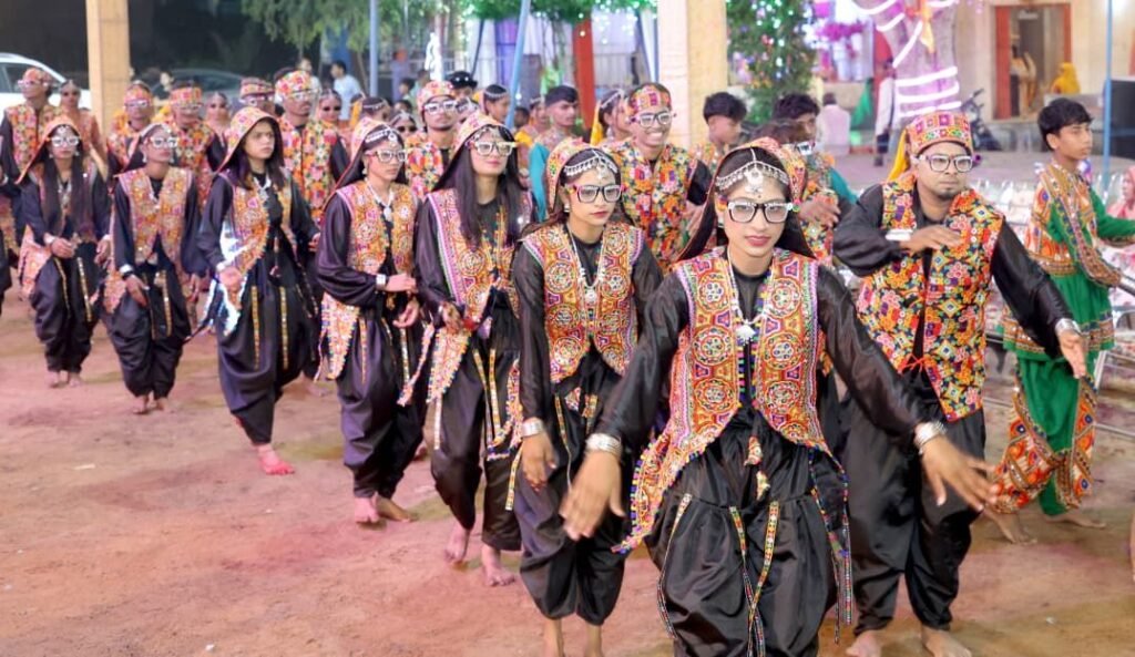 फुटतालाब के प्रसिद्ध गरबों की देश-विदेश में धूम, कविता श्रीवास्तव की आवाज़ पर झूमे श्रद्धालु 2 फुटतालाब के प्रसिद्ध गरबों की देश-विदेश में धूम, कविता श्रीवास्तव की आवाज़ पर झूमे श्रद्धालु | New India Times