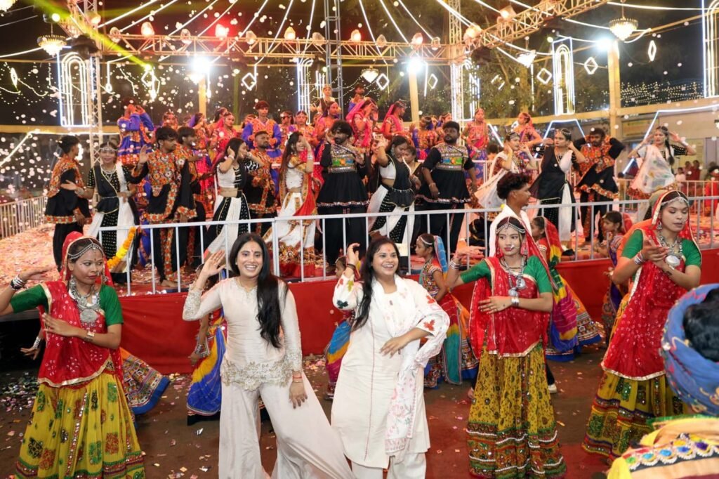 प्रसिद्ध धार्मिक नगरी फुटतालाब में 10 से अधिक जिलों के लोगों ने देखा इंदौर, दिल्ली, गुजरात और ग्रामीण युवाओं का गरबा 3 प्रसिद्ध धार्मिक नगरी फुटतालाब में 10 से अधिक जिलों के लोगों ने देखा इंदौर, दिल्ली, गुजरात और ग्रामीण युवाओं का गरबा | New India Times