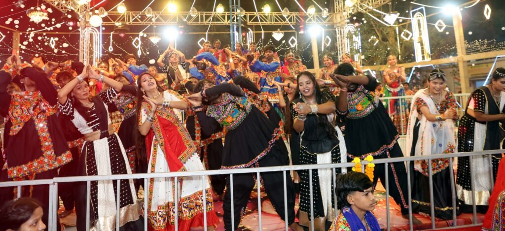 प्रसिद्ध धार्मिक नगरी फुटतालाब में 10 से अधिक जिलों के लोगों ने देखा इंदौर, दिल्ली, गुजरात और ग्रामीण युवाओं का गरबा 4 प्रसिद्ध धार्मिक नगरी फुटतालाब में 10 से अधिक जिलों के लोगों ने देखा इंदौर, दिल्ली, गुजरात और ग्रामीण युवाओं का गरबा | New India Times