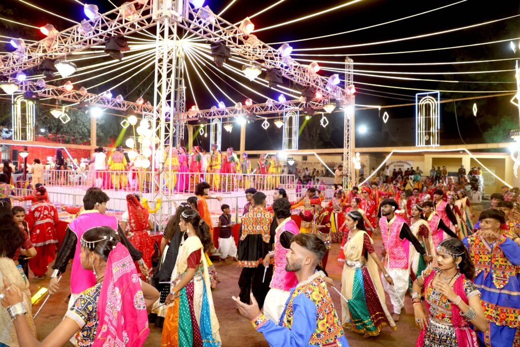 प्रसिद्ध धार्मिक नगरी फुटतालाब में 10 से अधिक जिलों के लोगों ने देखा इंदौर, दिल्ली, गुजरात और ग्रामीण युवाओं का गरबा 5 प्रसिद्ध धार्मिक नगरी फुटतालाब में 10 से अधिक जिलों के लोगों ने देखा इंदौर, दिल्ली, गुजरात और ग्रामीण युवाओं का गरबा | New India Times