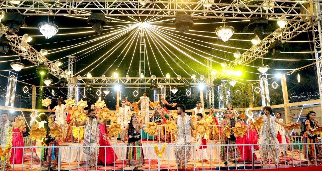 प्रसिद्ध धार्मिक नगरी फुटतालाब में 10 से अधिक जिलों के लोगों ने देखा इंदौर, दिल्ली, गुजरात और ग्रामीण युवाओं का गरबा 2 प्रसिद्ध धार्मिक नगरी फुटतालाब में 10 से अधिक जिलों के लोगों ने देखा इंदौर, दिल्ली, गुजरात और ग्रामीण युवाओं का गरबा | New India Times