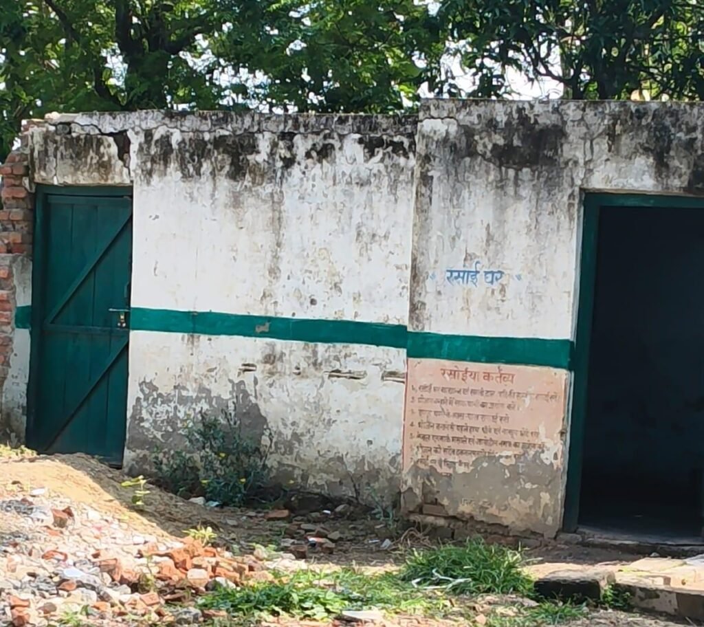 दो साल से एमडीएम शेड में पढ़ने को मजबूर 70 बच्चे, ककरही प्राथमिक विद्यालय के नए भवन का इंतजार | New India Times