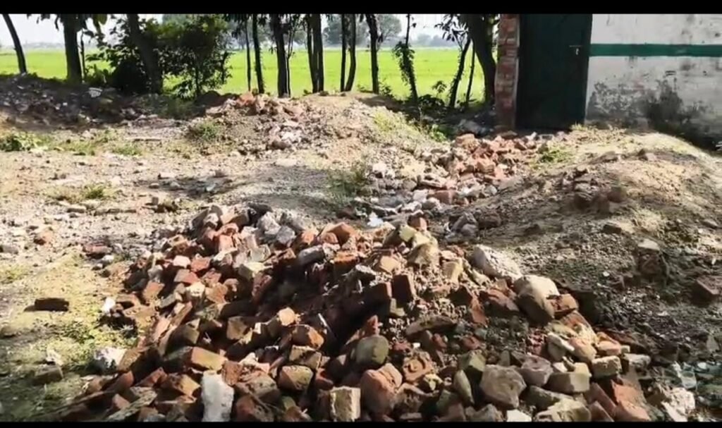 दो साल से एमडीएम शेड में पढ़ने को मजबूर 70 बच्चे, ककरही प्राथमिक विद्यालय के नए भवन का इंतजार | New India Times
