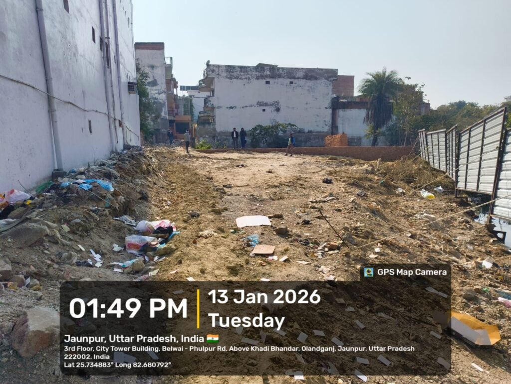 जौनपुर में बुजुर्ग महिला की जमीन पर कब्जे की कोशिश का आरोप, आधी रात JCB लेकर पहुंचे दबंग; नाले का रुख मोड़कर तोड़े पिलर | New India Times