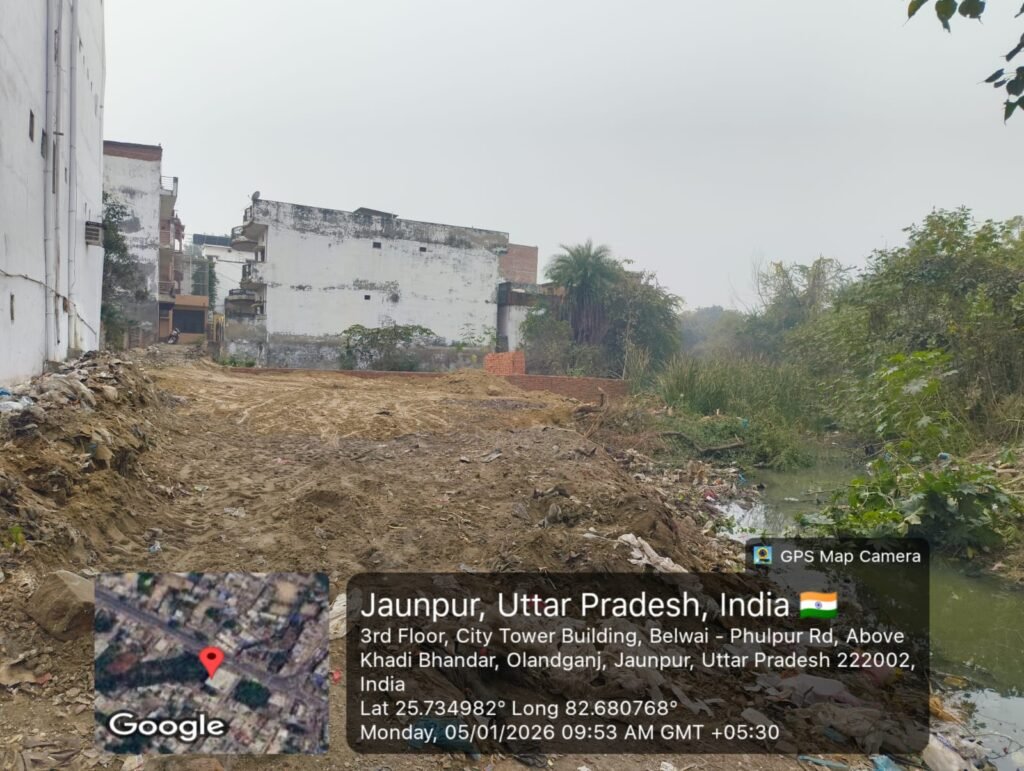 जौनपुर में बुजुर्ग महिला की जमीन पर कब्जे की कोशिश का आरोप, आधी रात JCB लेकर पहुंचे दबंग; नाले का रुख मोड़कर तोड़े पिलर | New India Times