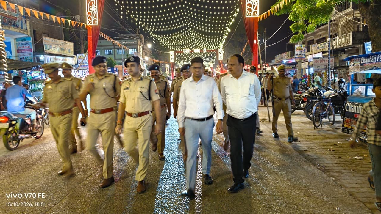 दुर्गा पूजा को लेकर प्रशासन सतर्क, डीएम-एसएसपी ने इटवा में की पैदल गश्त 1 दुर्गा पूजा को लेकर प्रशासन सतर्क, डीएम-एसएसपी ने इटवा में की पैदल गश्त | New India Times