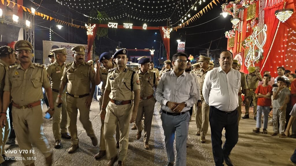 दुर्गा पूजा को लेकर प्रशासन सतर्क, डीएम-एसएसपी ने इटवा में की पैदल गश्त 2 दुर्गा पूजा को लेकर प्रशासन सतर्क, डीएम-एसएसपी ने इटवा में की पैदल गश्त | New India Times