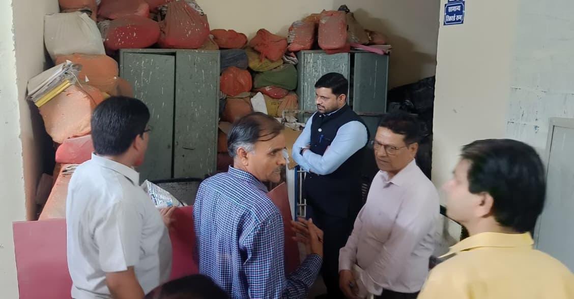रायसेन कलेक्ट्रेट में फाइलों के बस्तों का अंबार, सरकारी रिकॉर्ड के रखरखाव पर उठे सवाल | New India Times