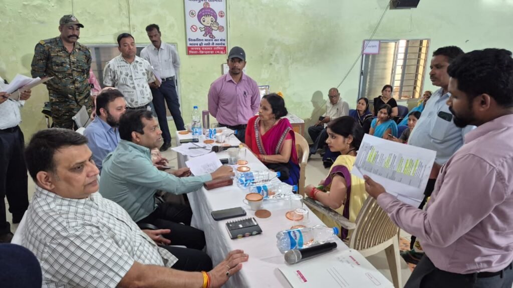 तामिया में कलेक्टर हरेंद्र नारायन ने जनसमस्या निवारण शिविर में सुनीं ग्रामीणों की समस्याएं, 7 हितग्राहियों को सौंपे संपत्ति के मालिकाना हक के दस्तावेज 2 तामिया में कलेक्टर हरेंद्र नारायन ने जनसमस्या निवारण शिविर में सुनीं ग्रामीणों की समस्याएं, 7 हितग्राहियों को सौंपे संपत्ति के मालिकाना हक के दस्तावेज | New India Times