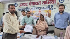तामिया में कलेक्टर हरेंद्र नारायन ने जनसमस्या निवारण शिविर में सुनीं ग्रामीणों की समस्याएं, 7 हितग्राहियों को सौंपे संपत्ति के मालिकाना हक के दस्तावेज