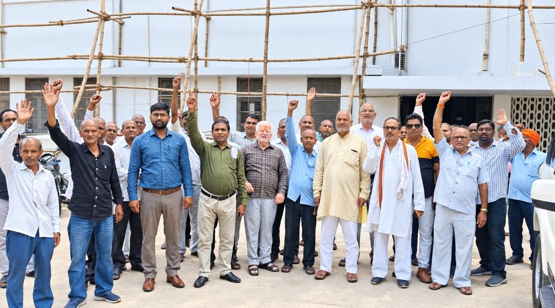 चिकित्सा प्रतिपूर्ति की जटिल ऑनलाइन व्यवस्था के विरोध में उतरे राज्य कर्मचारी, सीएमओ कार्यालय पहुंचकर जताई नाराजगी | New India Times