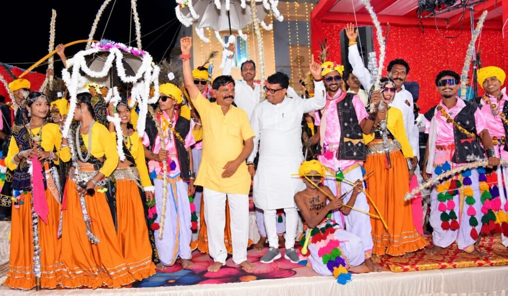 फुटतालाब के गरबा पांडाल में कैबिनेट मंत्री नागर सिंह चौहान और समाजसेवी बृजेन्द्र शर्मा ने की शिरकत, हजारों ग्रामीण बेटियों का बढ़ाया उत्साह 2 फुटतालाब के गरबा पांडाल में कैबिनेट मंत्री नागर सिंह चौहान और समाजसेवी बृजेन्द्र शर्मा ने की शिरकत, हजारों ग्रामीण बेटियों का बढ़ाया उत्साह | New India Times