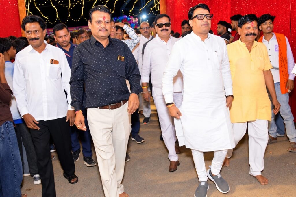 फुटतालाब के गरबा पांडाल में कैबिनेट मंत्री नागर सिंह चौहान और समाजसेवी बृजेन्द्र शर्मा ने की शिरकत, हजारों ग्रामीण बेटियों का बढ़ाया उत्साह 3 फुटतालाब के गरबा पांडाल में कैबिनेट मंत्री नागर सिंह चौहान और समाजसेवी बृजेन्द्र शर्मा ने की शिरकत, हजारों ग्रामीण बेटियों का बढ़ाया उत्साह | New India Times
