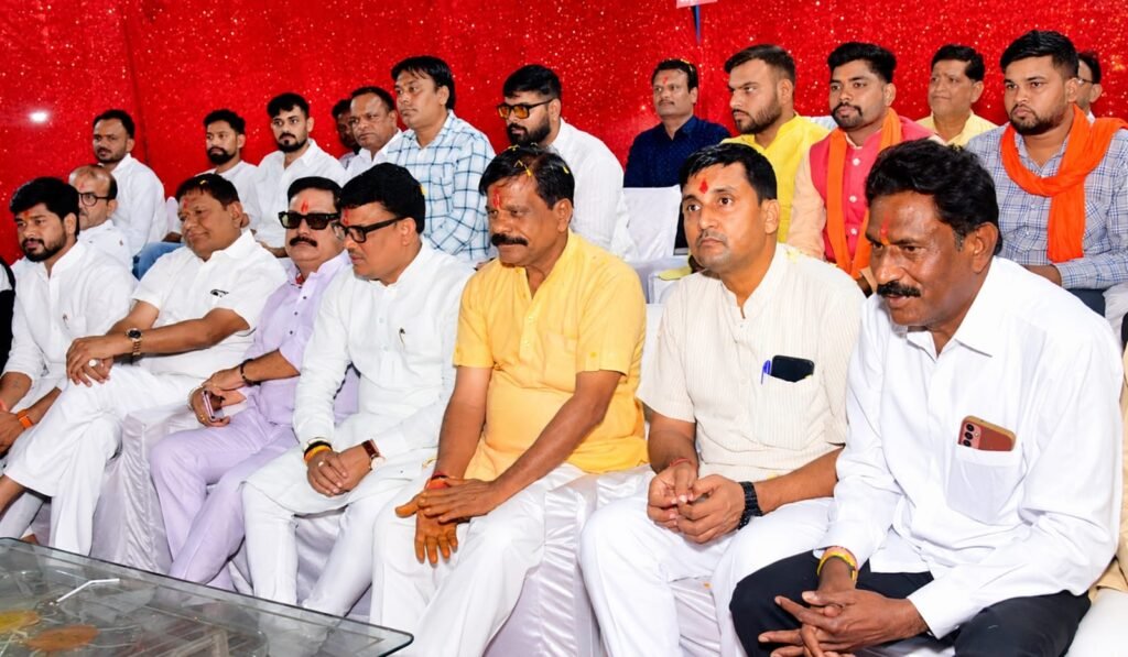 फुटतालाब के गरबा पांडाल में कैबिनेट मंत्री नागर सिंह चौहान और समाजसेवी बृजेन्द्र शर्मा ने की शिरकत, हजारों ग्रामीण बेटियों का बढ़ाया उत्साह 4 फुटतालाब के गरबा पांडाल में कैबिनेट मंत्री नागर सिंह चौहान और समाजसेवी बृजेन्द्र शर्मा ने की शिरकत, हजारों ग्रामीण बेटियों का बढ़ाया उत्साह | New India Times