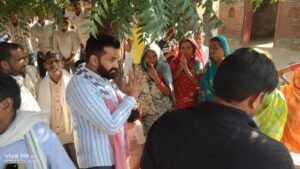 भैंसटा खुर्द में सपा की बैठक, घर-घर जाकर लोगों से किया जनसंपर्क