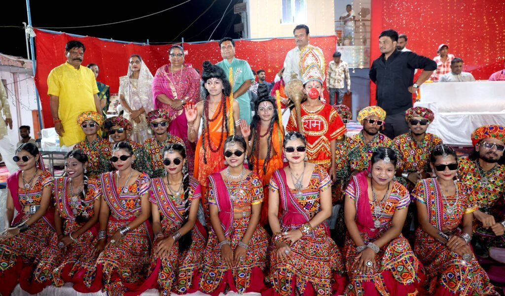 फुटतालाब के ऐतिहासिक गरबा महोत्सव में प्रदेश के बाहर से भी पहुंचे श्रद्धालु 4 फुटतालाब के ऐतिहासिक गरबा महोत्सव में प्रदेश के बाहर से भी पहुंचे श्रद्धालु | New India Times