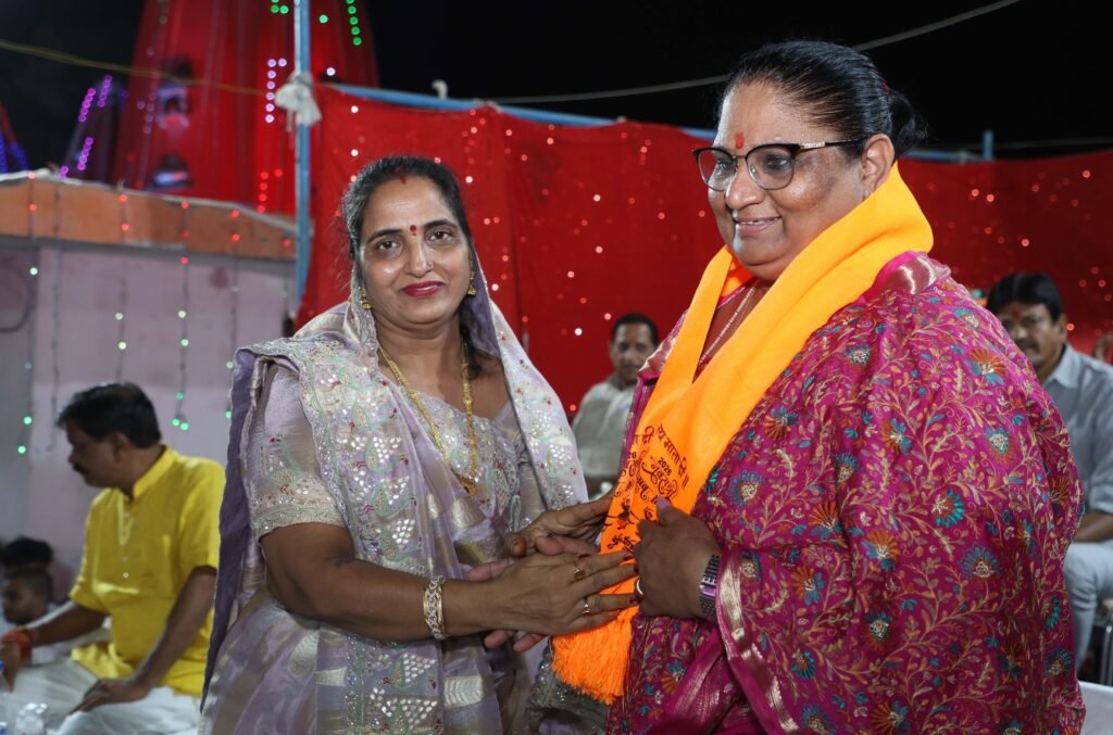 फुटतालाब के ऐतिहासिक गरबा महोत्सव में प्रदेश के बाहर से भी पहुंचे श्रद्धालु 3 फुटतालाब के ऐतिहासिक गरबा महोत्सव में प्रदेश के बाहर से भी पहुंचे श्रद्धालु | New India Times