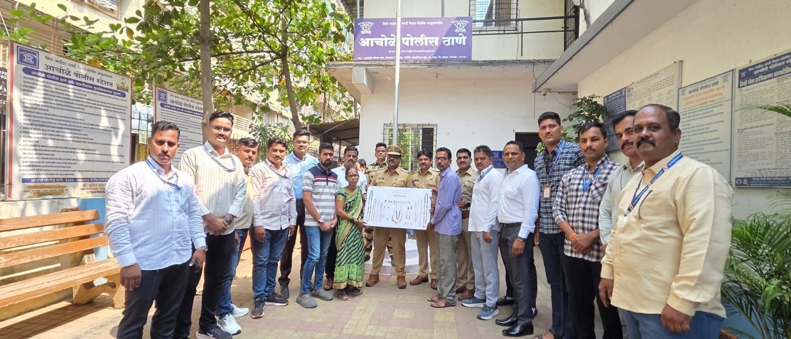 अचोले पुलिस की तत्परता से 43.93 लाख रुपये के चोरी हुए सोने के आभूषण बरामद, तीन घंटे की मशक्कत के बाद महिला को लौटाए 1 अचोले पुलिस की तत्परता से 43.93 लाख रुपये के चोरी हुए सोने के आभूषण बरामद, तीन घंटे की मशक्कत के बाद महिला को लौटाए | New India Times