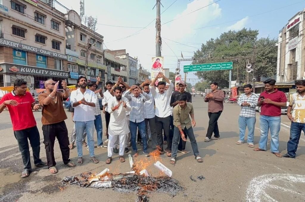 वोट चोरी के विरोध में दशहरे पर NSUI का प्रदर्शन, मुख्य निर्वाचन आयुक्त का पुतला दहन कर जताया विरोध 2 वोट चोरी के विरोध में दशहरे पर NSUI का प्रदर्शन, मुख्य निर्वाचन आयुक्त का पुतला दहन कर जताया विरोध | New India Times