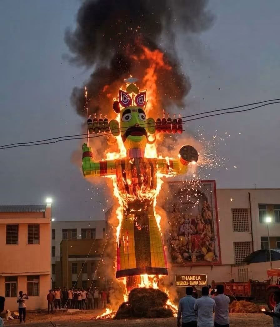 आतिशबाजी की चिंगारी से समय से पहले धू-धू कर जला रावण, रामजी की सवारी पहुंचने से पहले हुआ दहन 1 आतिशबाजी की चिंगारी से समय से पहले धू-धू कर जला रावण, रामजी की सवारी पहुंचने से पहले हुआ दहन | New India Times