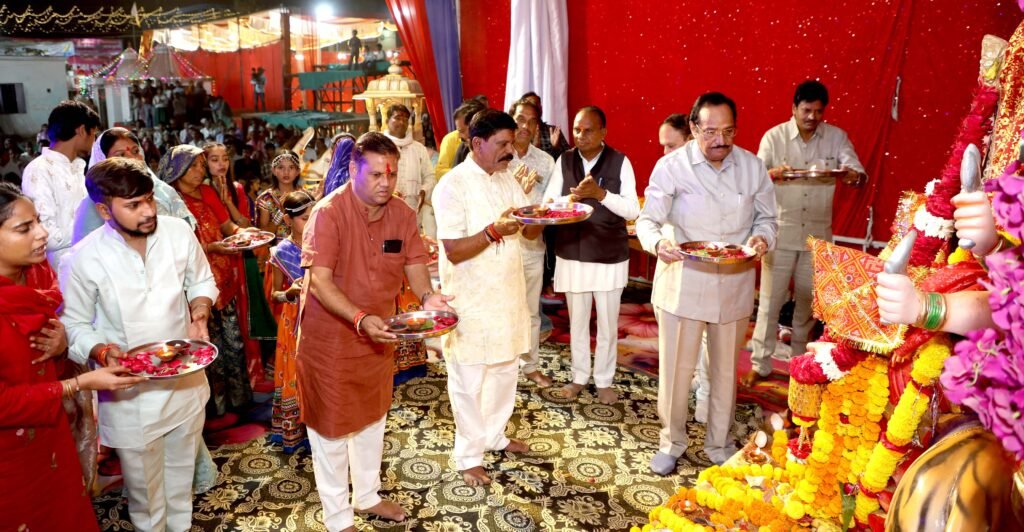 फुटतालाब गरबा महोत्सव में उमड़ा आस्था का जनसैलाब, पूर्व केंद्रीय मंत्री कांतिलाल भूरिया ने भी की शिरकत 2 फुटतालाब गरबा महोत्सव में उमड़ा आस्था का जनसैलाब, पूर्व केंद्रीय मंत्री कांतिलाल भूरिया ने भी की शिरकत | New India Times