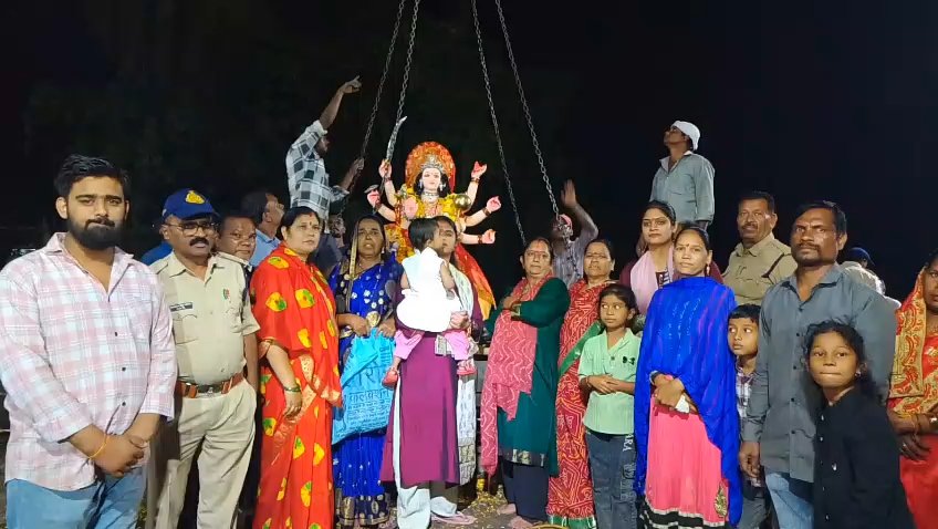 जुन्नारदेव में श्रद्धा और उल्लास के साथ मां दुर्गा की प्रतिमा का विसर्जन, क्रेन की मदद से दी गई विदाई | New India Times