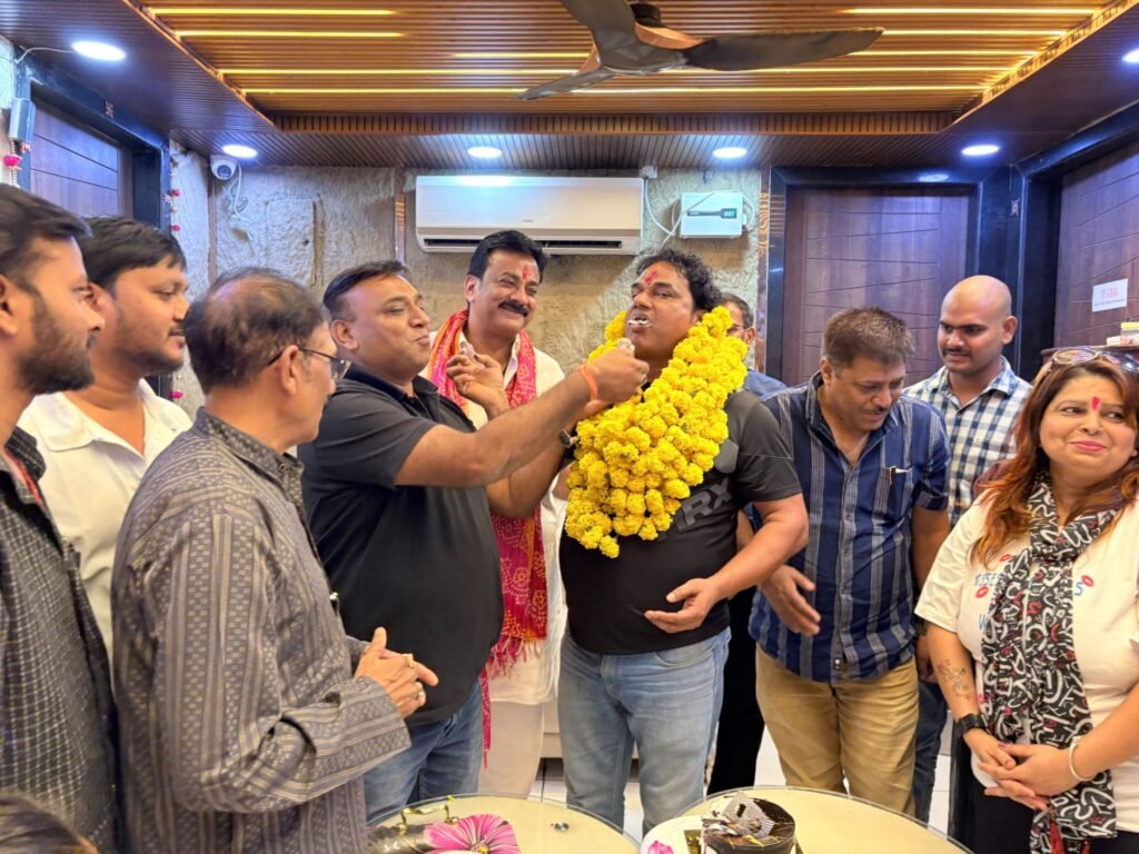 बचपन की दोस्ती की मिसाल बना महेश अग्रवाल का जन्मदिन, संघर्ष सेवा समिति कार्यालय में काटा केक 2 बचपन की दोस्ती की मिसाल बना महेश अग्रवाल का जन्मदिन, संघर्ष सेवा समिति कार्यालय में काटा केक | New India Times