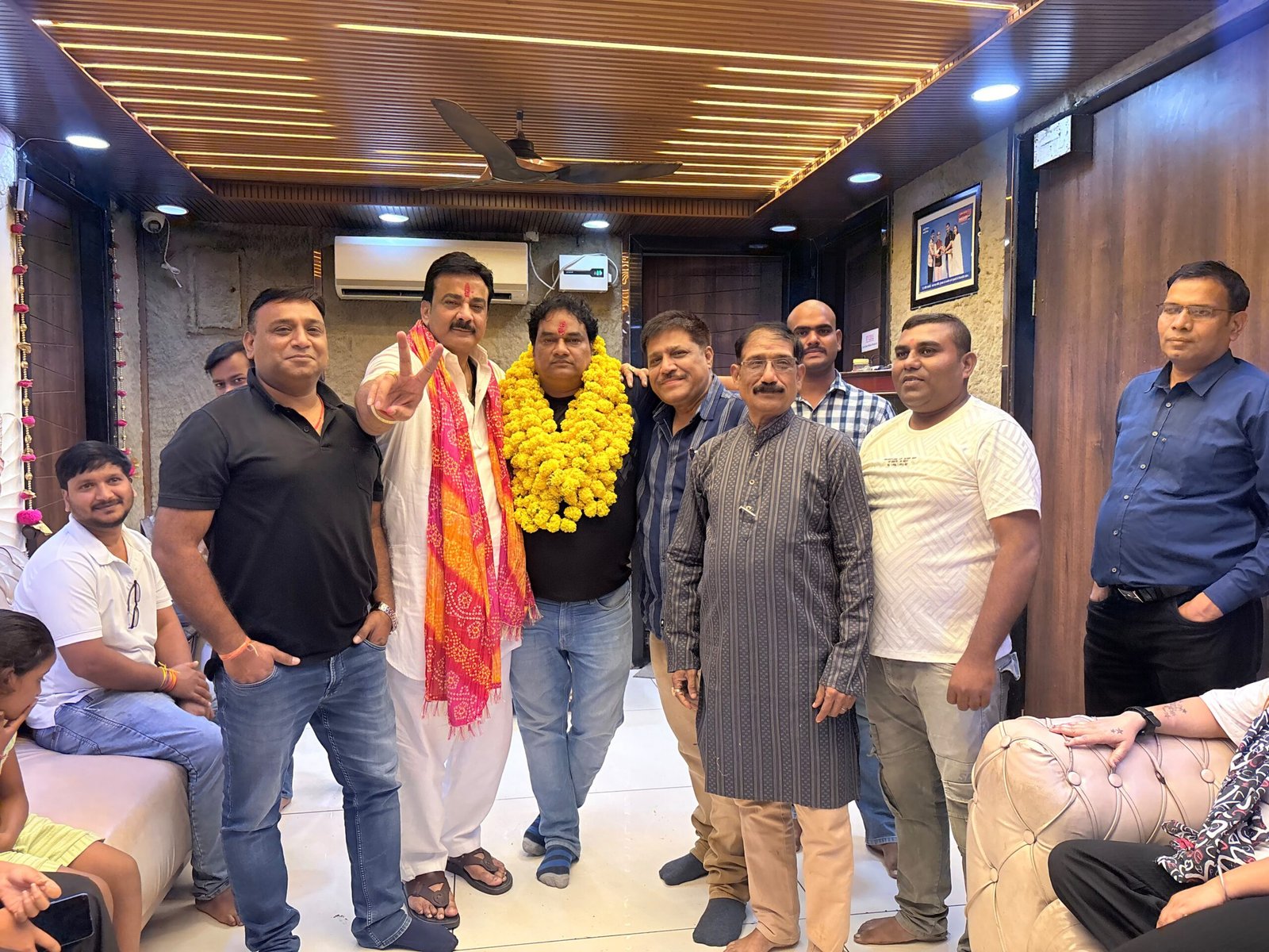 बचपन की दोस्ती की मिसाल बना महेश अग्रवाल का जन्मदिन, संघर्ष सेवा समिति कार्यालय में काटा केक 1 बचपन की दोस्ती की मिसाल बना महेश अग्रवाल का जन्मदिन, संघर्ष सेवा समिति कार्यालय में काटा केक | New India Times