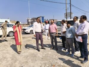 शाहजहांपुर में विकास कार्यों का डीएम ने किया निरीक्षण, निर्माण में तेजी लाने के निर्देश