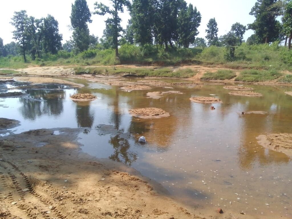 कनई नदी में वर्षों से अवैध रेत उत्खनन का आरोप, अस्तित्व पर मंडराया संकट | New India Times